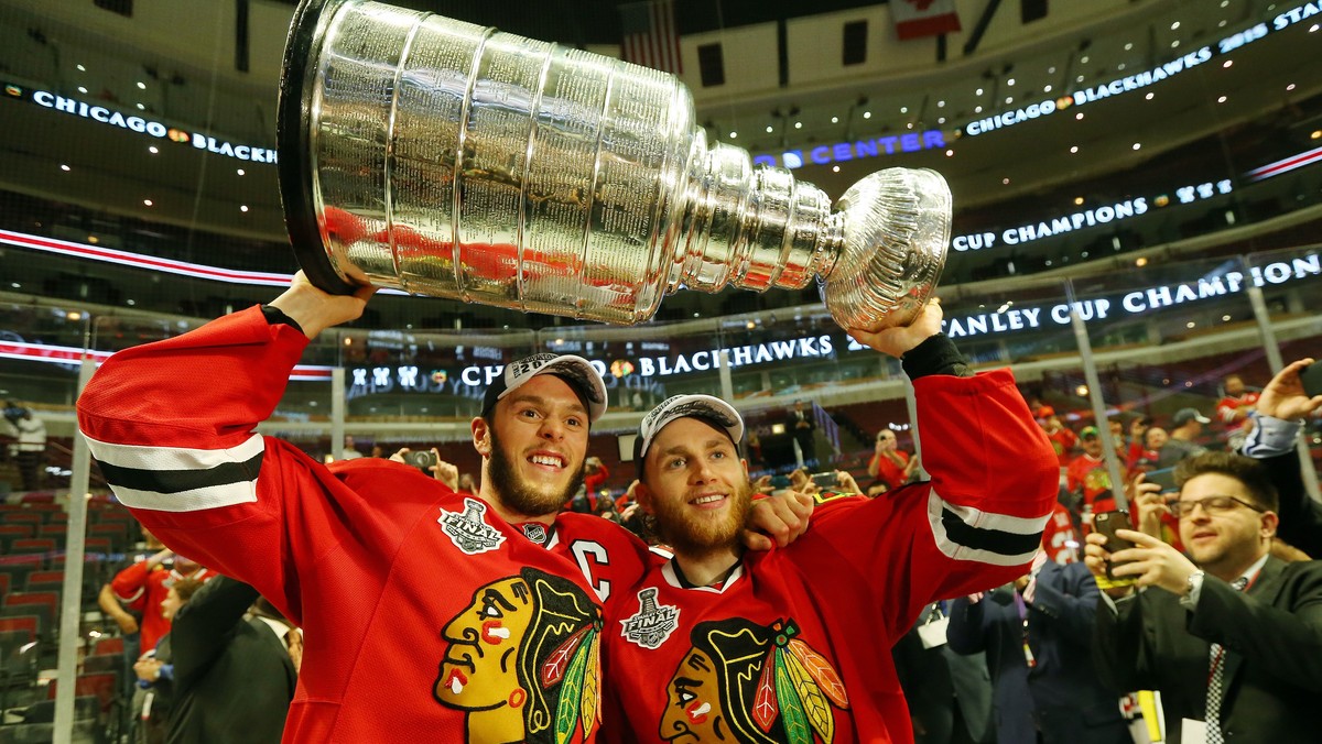 Chicago Blackhawks sięgnęli po Puchar Stanleya wygrywając z Tampa Bay Lightning w wielkim finale NHL 4-2. W ostatnim szóstym pojedynku było 2:0 dla Czarnych Jastrzębi. MVP fazy play-off został Duncan Keith. Dla ekipy z Wietrznego Miasta to trzeci triumf w ciągu ostatnich sześciu lat, zwyciężali także w latach 2010 i 2013.