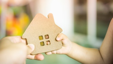 umowa darowizny nieruchomości - wzór, podatek i przebieg u notariusza