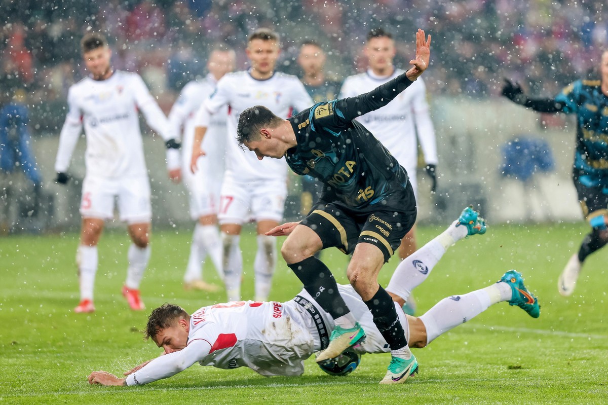 Piłkarz Górnika Zabrze Sebastian Musiolik (tył) i Benedikt Zech (przód) z Pogoni Szczecin podczas meczu Ekstraklasy