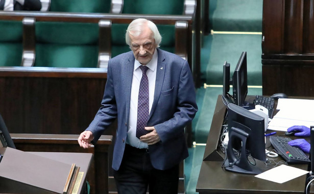 Warszawa, 26.03.2020. Wicemarszałek Sejmu Ryszard Terlecki (C) na sali posiedzeń w Sejmie, 26 bm. w Warszawie. Dzisiaj posłowie zajmą się zmianą regulaminu izby niższej, która ma zezwolić na głosowanie zdalne. Będą oni pracowali w kilku salach, a także otrzymają maseczki, rękawiczki, płyny dezynfekcyjne i będą mieli mierzoną temperaturę. Głosowania odbędą się poprzez podniesienie ręki oraz zliczenie głosów przez sekretarzy. Posiedzenie potrwa dwa dni. (olm) PAP/Leszek Szymański