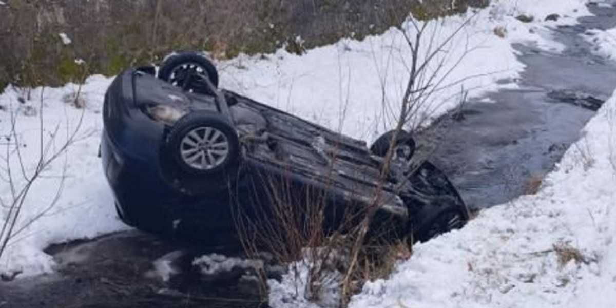 Złodziej ukradł auto, a zaraz potem dachował w rzece