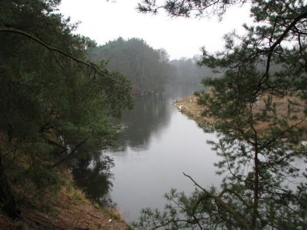 Rzeka Gwda , płynąca przez Pojezierze Południowopomorskie na wschód od Wałcza. Przykład terenu, w którym ulokowano Wał Pomorski (fot. Ryszardgol1, opublikowano na licencji Creative Commons Attribution-Share Alike 4.0 International).