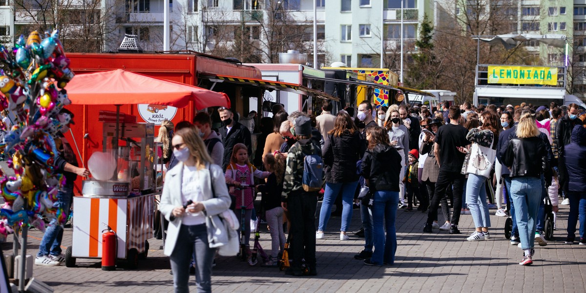 Warszawa. Tłumy na zlocie foodtrucków. Nie przestrzegano obostrzeń