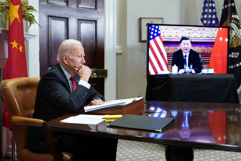 Joe Biden i Xi Jinping podczas wirtualnego szczytu w Sali Roosevelta Białego Domu w Waszyngtonie, 2021 r.