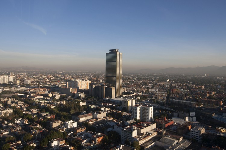 Mimo położenia niedaleko równika, miasto nie jest ciepłe. Średnia roczna temperatura wynosi tylko 18⁰ C. Jest to spowodowane dużą wysokością nad poziomem morza.

Na zdjęciu: Siedziba Petroleos Mexican (Pemex)