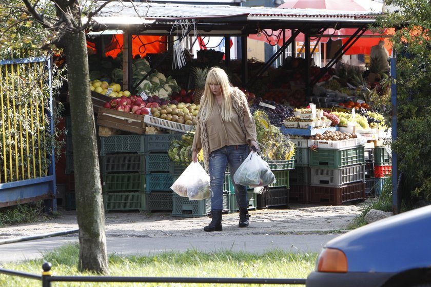 Maryla Rodowicz robi zakupy na bazarku.