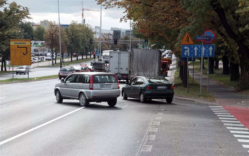 Przez tę linię stoimy w korku