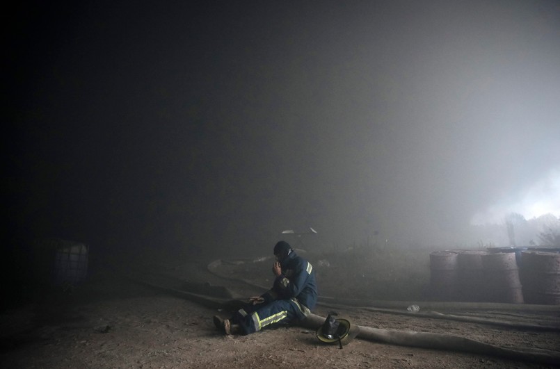 W nocy doszło do kilku eksplozji. Aby nie ryzykować życiem strażaków zdecydowano, że znajdujące się w zbiornikach produkty naftowe mają wypalić się same.