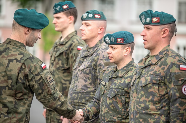 Nowe mundury dla armii testował 5 Batalion Strzelców Podhalańskich. W ramach projektu Tytan opracowano kilka różnych wariantów Lamparta. Na zdjęciu widzimy porównanie trzech różnych wybarwień oraz starego kamuflażu wz. 93 Leśna Pantera.