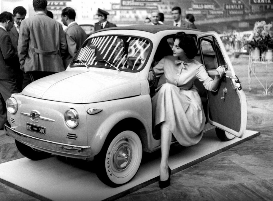 Fiat 500 na salonie samochodowym w Turynie w 1957 roku