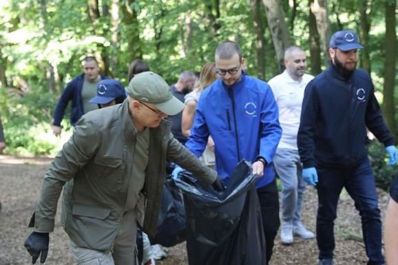 (FOTO) "AKO HOĆEMO PROMENE, MENJAJMO SEBE" Vučević sa sinom u akciji čišćenja Fruške gore
