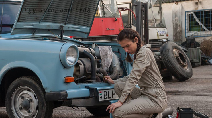 Bella nem ijed meg, ha szerelnie kell Bolha becenévre hallgató családi Trabijukat  Foto: Trabant-Egy autó ami örök Facebook