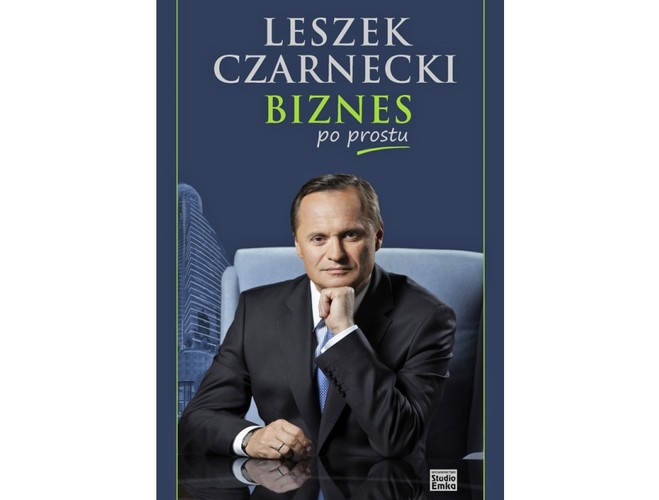 Leszek Czarnecki 'Biznes po prostu' (Studio Emka, Warszawa 2011).
Okazuje się, że Leszek Czarnecki to nie tylko jeden z najbardziej spełnionych biznesmenów III RP (4. miejsce na liście najbogatszych Polaków „Wprost”), lecz także nie najgorszy autor. Nie wiem, czy Czarnecki sam zaprojektował narrację swojej opowieści, czy też korzystał z porad dobrego redaktora. Wyszła mu jednak książka potoczysta, pokazująca kawał wczesnej historii polskiego kaptalizmu. Czarnecki współtworzył go, ucząc się biznesu w tak różnych dziedzinach jak usługi alpinistyczno-nurkowe, leasing czy wreszcie bankowość. Całość okraszają bardzo czytelne rozdziały w stylu „jak założyć własny biznes”, „czy studia są potrzebne” albo „zarządzanie kryzysem”. „Biznes po prostu” to przyjemny wyjątek od zasady, że książki tzw. wielkich okraszone ich efektownym zdjęciem okładkowym z reguły bardziej podobają się wydawcom niż czytelnikom.