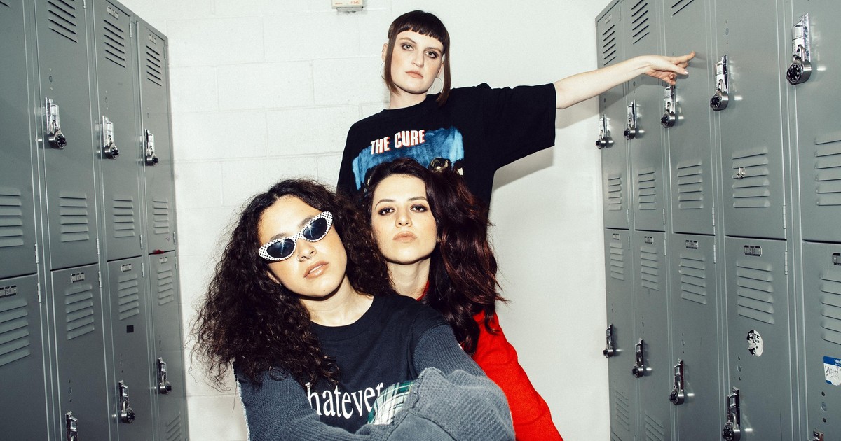 Muna Crying On The Bathroom Floor Lyrics
