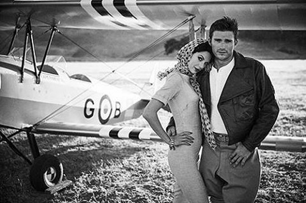 Gorący romans na pustyni... Scott Eastwood całuje Taylor Swift