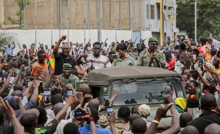Bunt wojskowy w Mali. Żołnierze pojmali prezydenta i premiera, Macron potępia próbę przewrotu