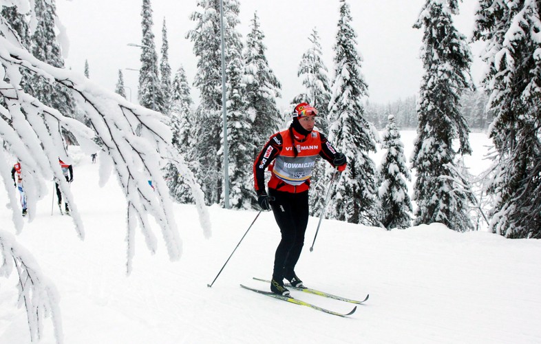 Justyna Kowalczyk trenuje w Kuusamo ze swoim... pieskiem 'Marianem'