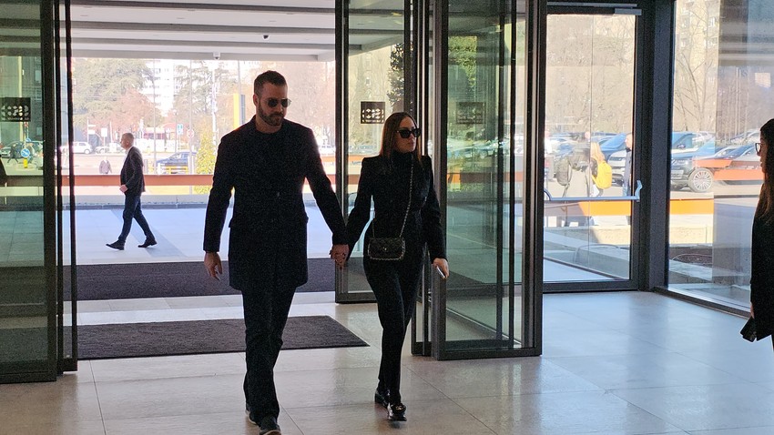 Trudna Aleksandra Prijović i Filip Živojinović na komemoraciji Saše Popovića