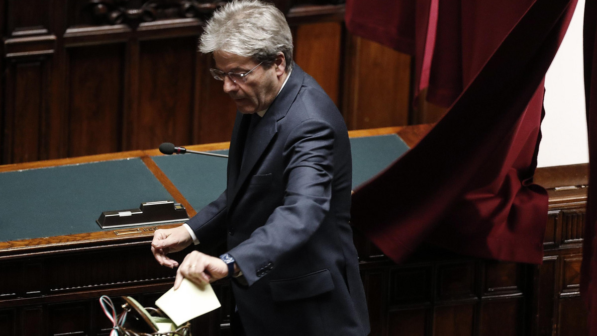 Premier Włoch Paolo Gentiloni złożył dymisję swego rządu na ręce prezydenta Sergio Mattarelli, na prośbę którego będzie dalej kierować gabinetem i zajmować się bieżącymi sprawami do czasu powołania nowej Rady Ministrów - podał Pałac Prezydencki.