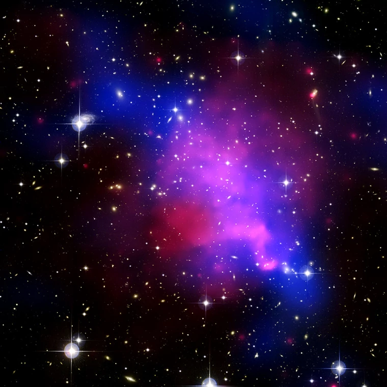 Gromada galaktyk Abell 520. Kolorem niebieskim zaznaczono hipotetyczną ciemną materię