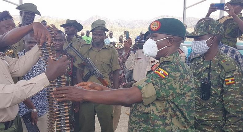 Kenyan officials handing back a UPDF gun to the Ugandan delegation. URN photo