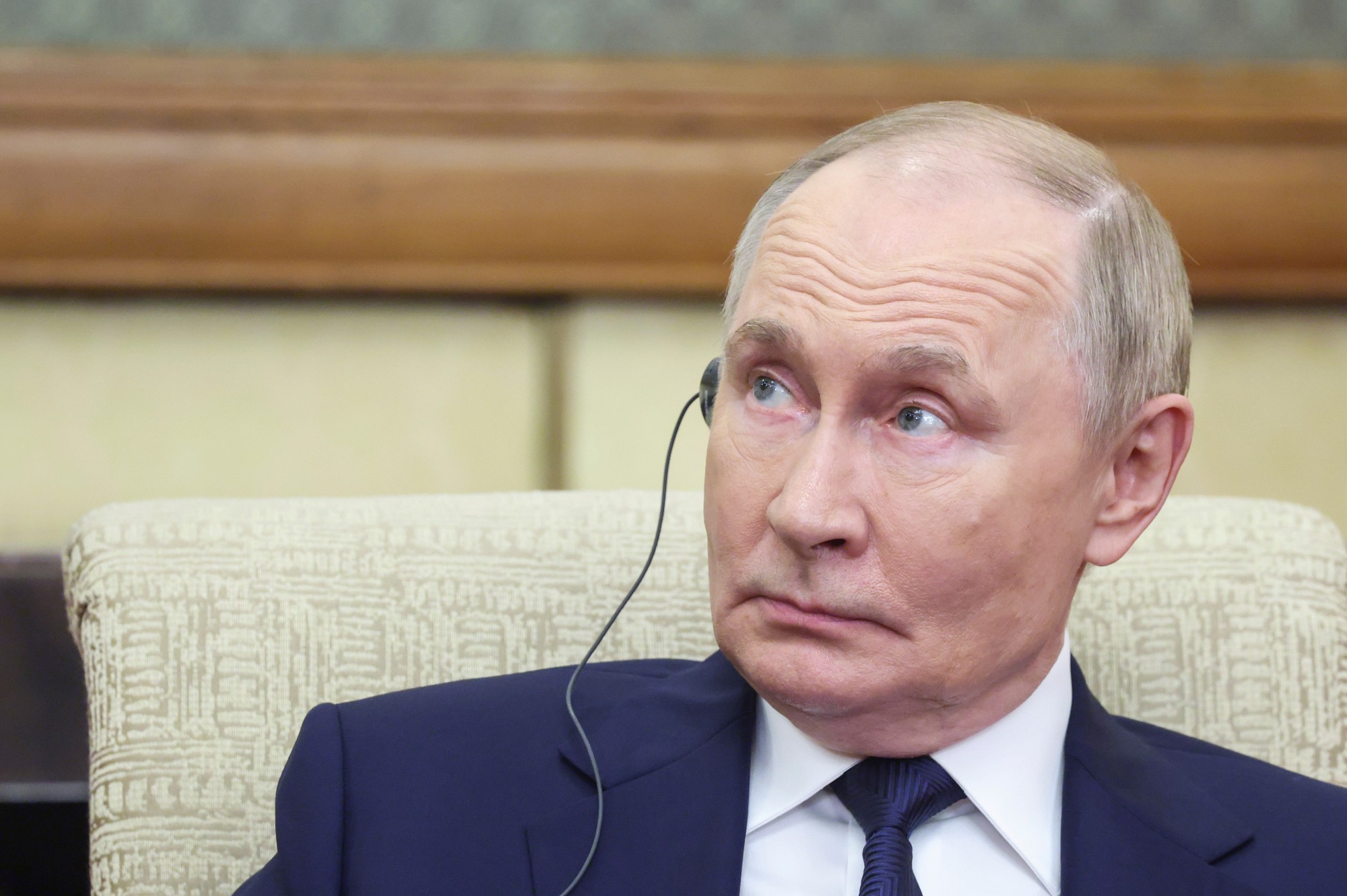 Ruský prezident Vladimir Putin počas stretnutia so slovenským premiérom Robertom Ficom v Pekingu.