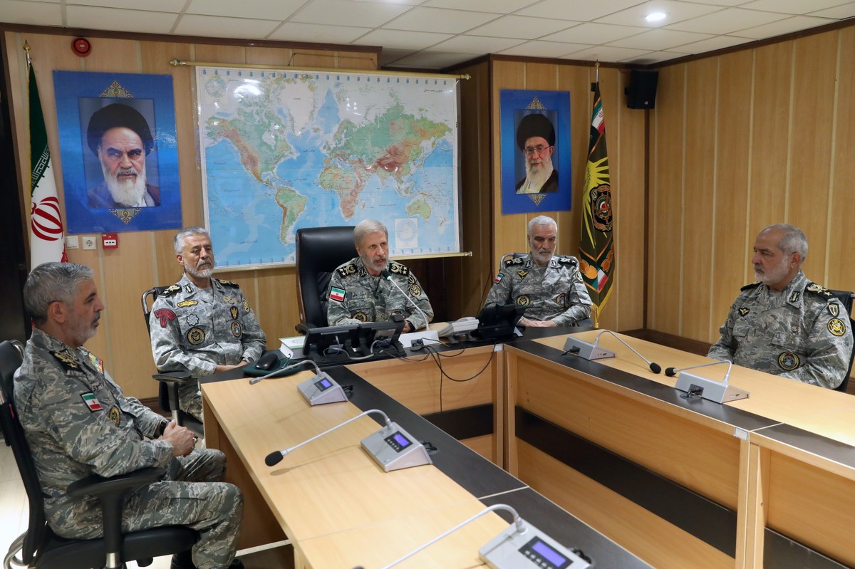 epa12192367 A handout photo made available by the Iranian Army Media Office on 23 June 2025, shows the commander-in-chief of the Iranian Army Amir Hatami (C) attending a meeting in the Iranian Army's War Command Room, in an unknown location. The US forces struck three of Iran's key nuclear sites: Natanz, Isfahan and Fordo, US President Trump announced on 21 June. Israel and Iran have been exchanging fire since Israel launched strikes across Iran on 13 June 2025 as part of Operation 'Rising Lion.' EPA/IRANIAN ARMY MEDIA OFFICE HANDOUT HANDOUT EDITORIAL USE ONLY/NO SALES Dostawca: PAP/EPA.