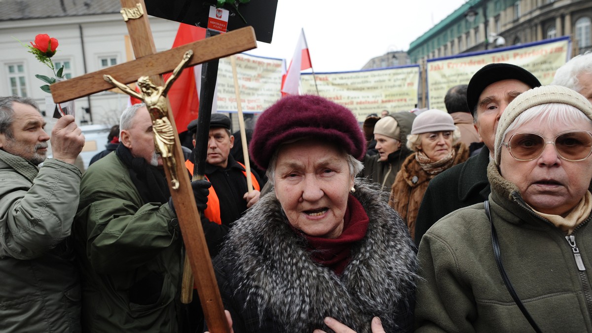 Grupa ludzi pikietuje przed Pałacem Prezydenckim, fot. PAP/Jacek Turczy