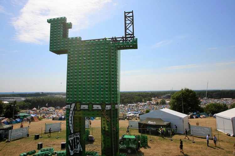 Budowa największego woodstockowicza ze skrzynek po piwie