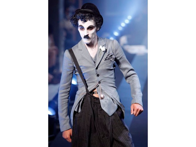 Szalone kreacje Johna Galliano