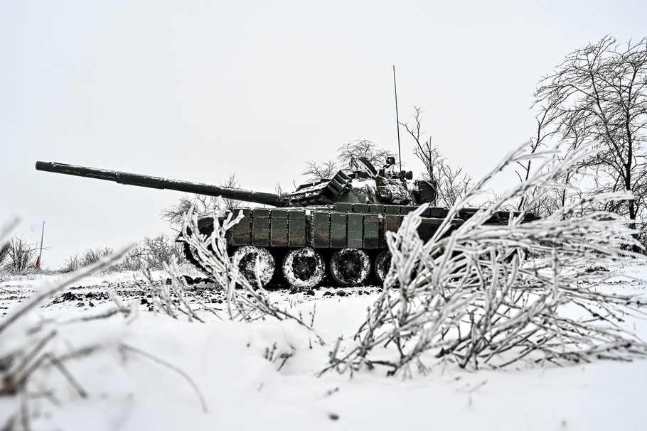 Czołg T-72 widziany podczas specjalnego szkolenia żołnierzy 128. wydzielonej górskiej brygady szturmowej Armii Zakarpackiej Sił Zbrojnych Ukrainy. Zaporoże, południowo-wschodnia Ukraina