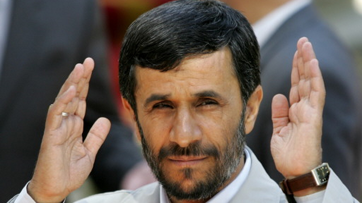 "Na moje oko, wyniki »wyborów« pokazują, że irański reżim chwieje się w posadach. Stąd decyzja o ustawieniu wyników już podczas pierwszej tury i uniknięcie przedłużenia mobilizacji przeciwników obecnych rządów aż do drugiej tury" - pisze na swoim blogu w Onet.pl publicysta Piotr Wołejko, komentując wybory prezydenckie w Iranie, w których, według oficjalnych danych, zwyciężył Mashmud Ahmadineżad.