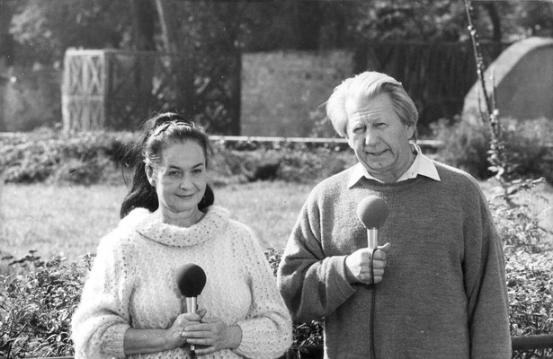 Hanna i Antoni Gucwińscy, autorzy programu TV "Z kamerą wśród zwierząt", w 1971 r.