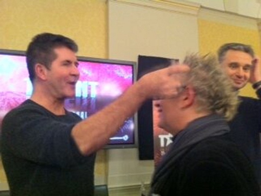 Najmoćniji čovek šou-biznisa Sajmon Kauel ima oko za svaki detalj... Potrudio se i da frizura Ivana Tasovca bude savršena