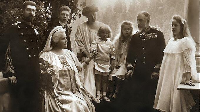 Rodzina królewska na wspólnej fotografii (zdj. bran-castle.com)