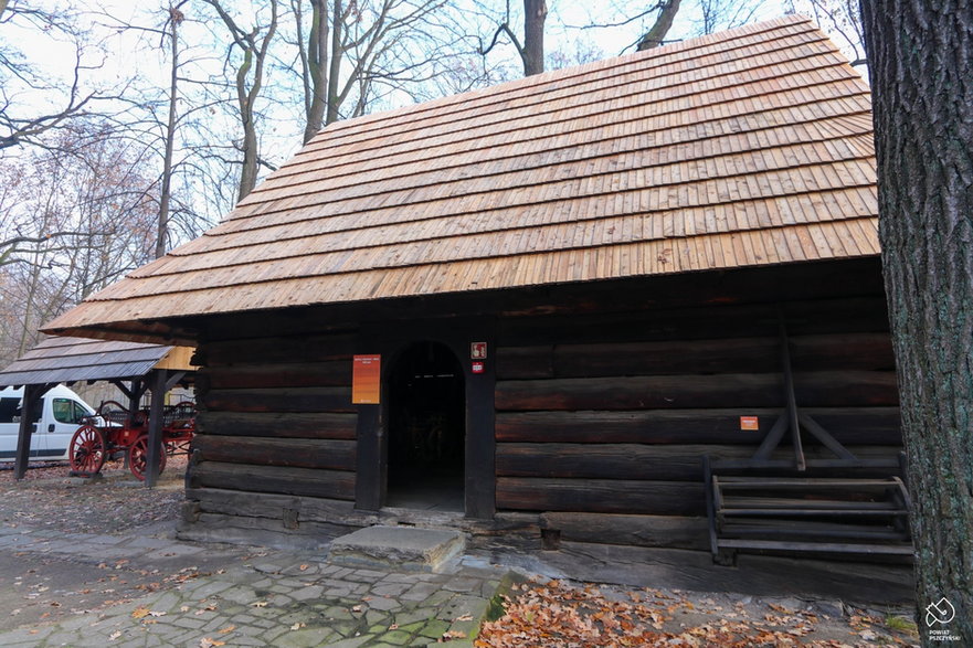 Nowy dach na spichlerzu w pszczyńskim skansenie  - 30.11.2022 - autor: powiat