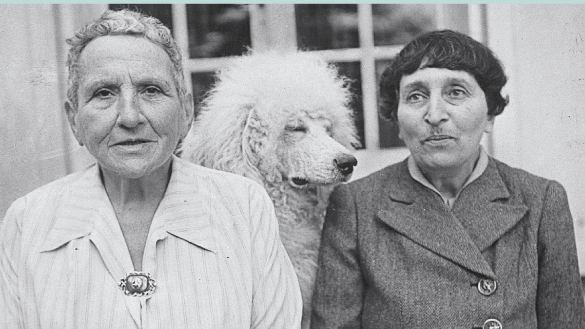 "Autobiografia Alice B. Toklas" Gertrude Stein została uznana przez Modern Library za jedną z 20 najważniejszych powieści XX w. Swego czasu była też powodem niemałego skandalu w środowisku artystycznym. Bowiem autorka opisała swoje życie, posiłkując się prawdziwymi wydarzeniami. Opisała ówczesną elitę, pisząc o nich z imienia i nazwiska. Ernest Hemingway - niegdyś oddany fan i adorator - stał się z jej najzacieklejszym wrogiem. I pozostał nim już do końca życia. Książka ukaże się w Polsce już 24 lutego nakładem wydawnictwa Marginesy.