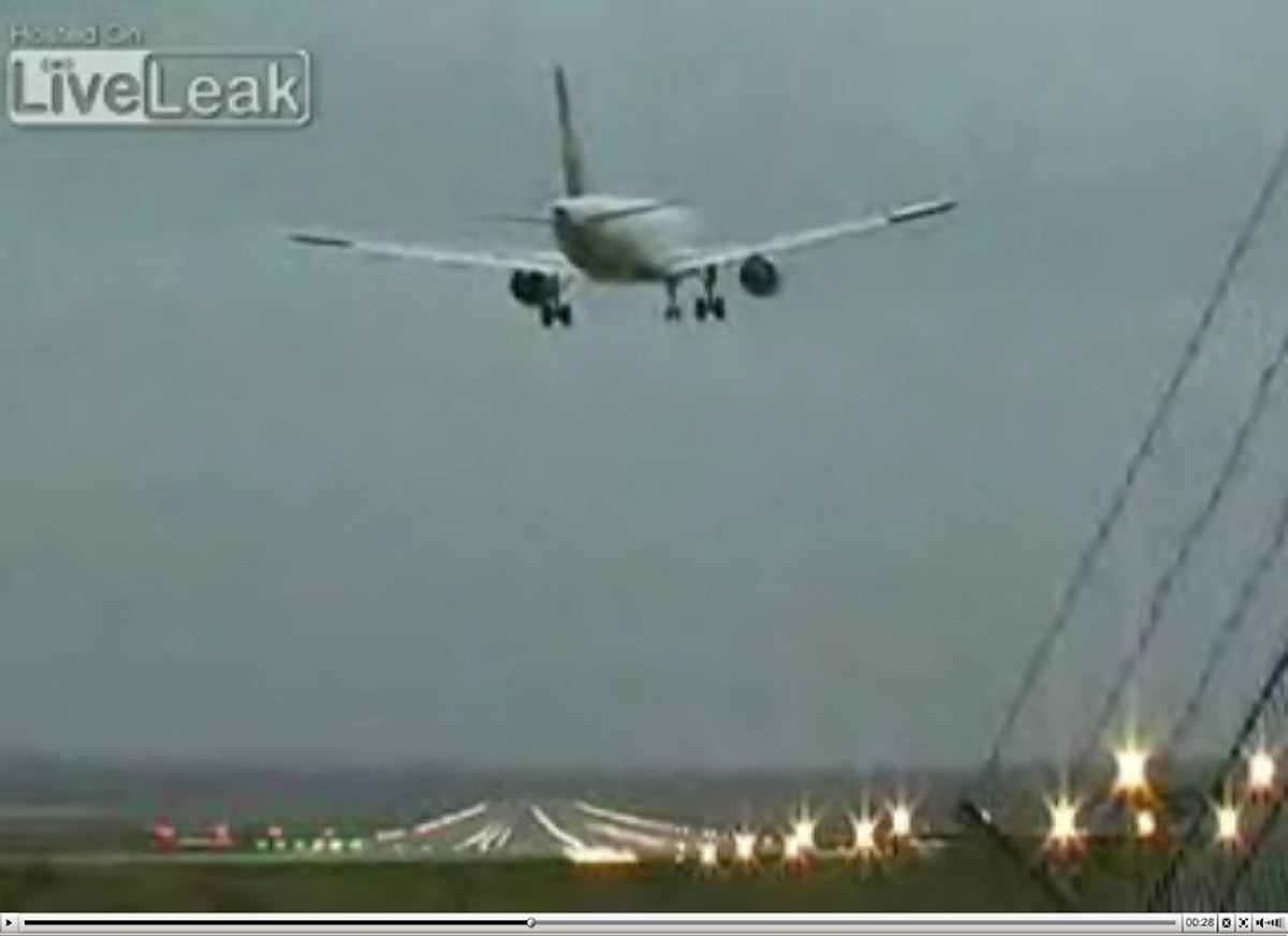 O krok od śmierci - orkan Emma prawie strącił lądujący w Hamburgu samolot