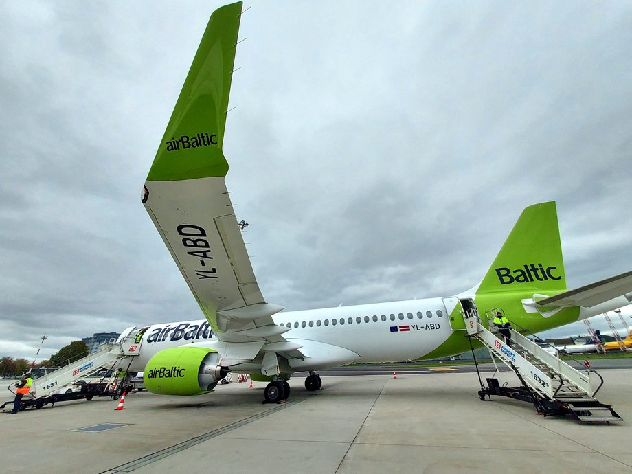 Airbus A220-300 to największy samolot w rodzinie A220. Na pokład może zabrać do 150 pasażerów, a w "zagęszczonej" konfiguracji - nawet o 10 więcej. 