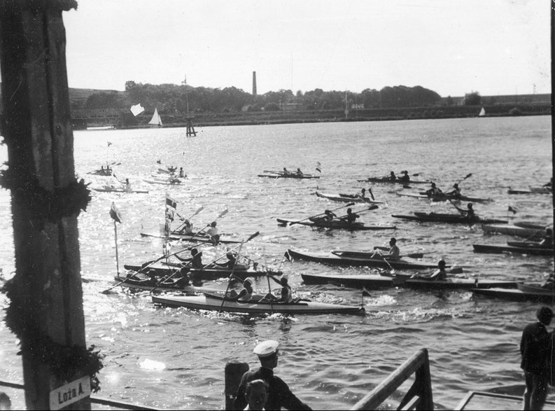 Uczestnicy spływu “Przez Polskę do Morza” w Bydgoszczy. 1933 r. Źródło: Narodowe Archiwum Cyfrowe.