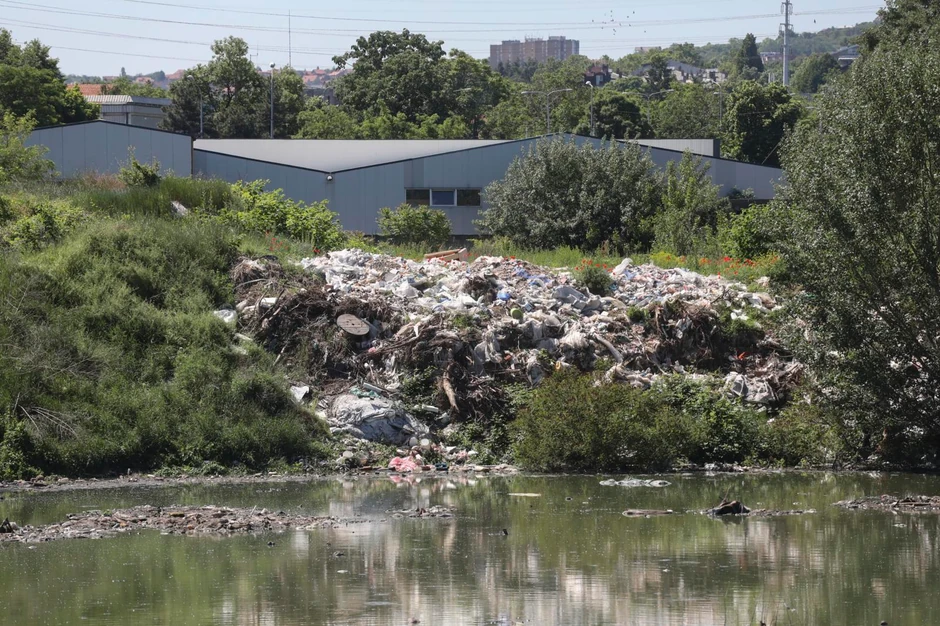 Rukavac pod smećem, Ada Huja