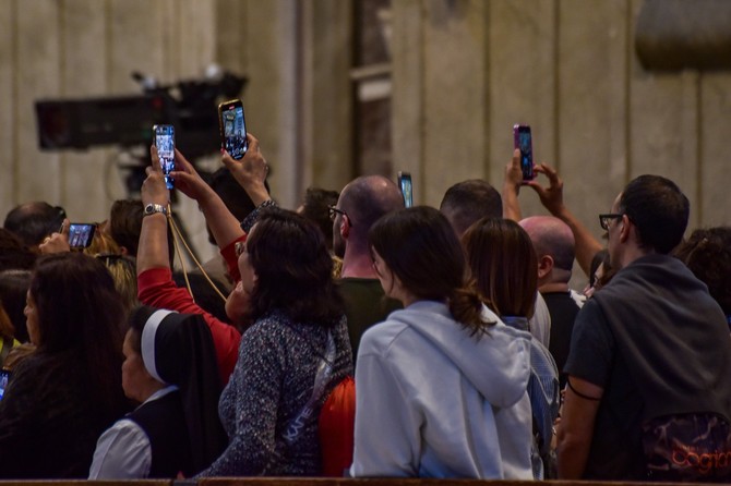 Mobilnim telefonima footgrafišu papu  