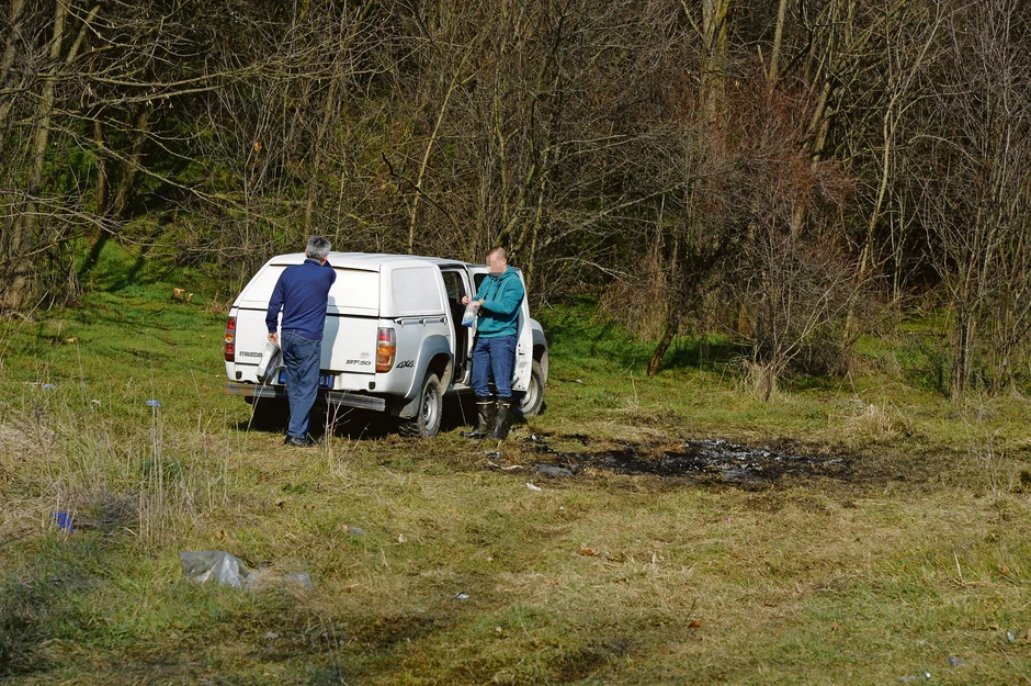 Ubice zapalile auto kod kasarne pa pobegle u šumu