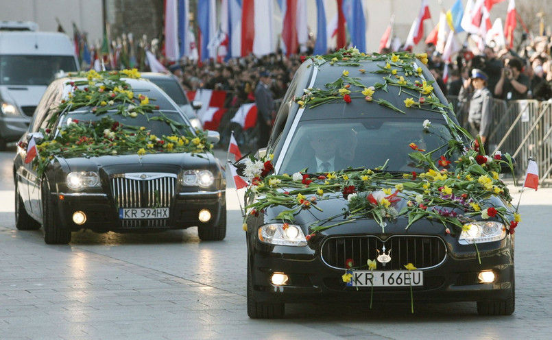 Na zdjęciu archiwalnym z 18.04.2010 r. trumny z ciałami prezydenta Lecha Kaczyńskiego i jego żony Marii Kaczyńskiej przewożone w kondukcie żałobnym z krakowskiego lotniska Balice na Rynek Główny, do Bazyliki Mariackiej