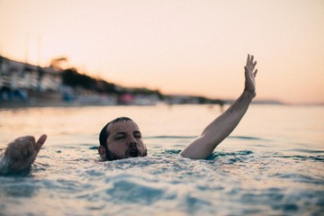 Vízben fuldoklót csak az mentsen, akinek gyakorlata van - innen ismeri fel a fuldoklás jeleit