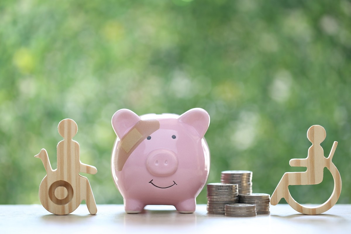 Świadczenie wspierające to forma wsparcia finansowego dla osób z niepełnosprawnością w Polsce. Od 2025 roku kwoty świadczenia zostały podwyższone w związku z waloryzacją renty socjalnej.