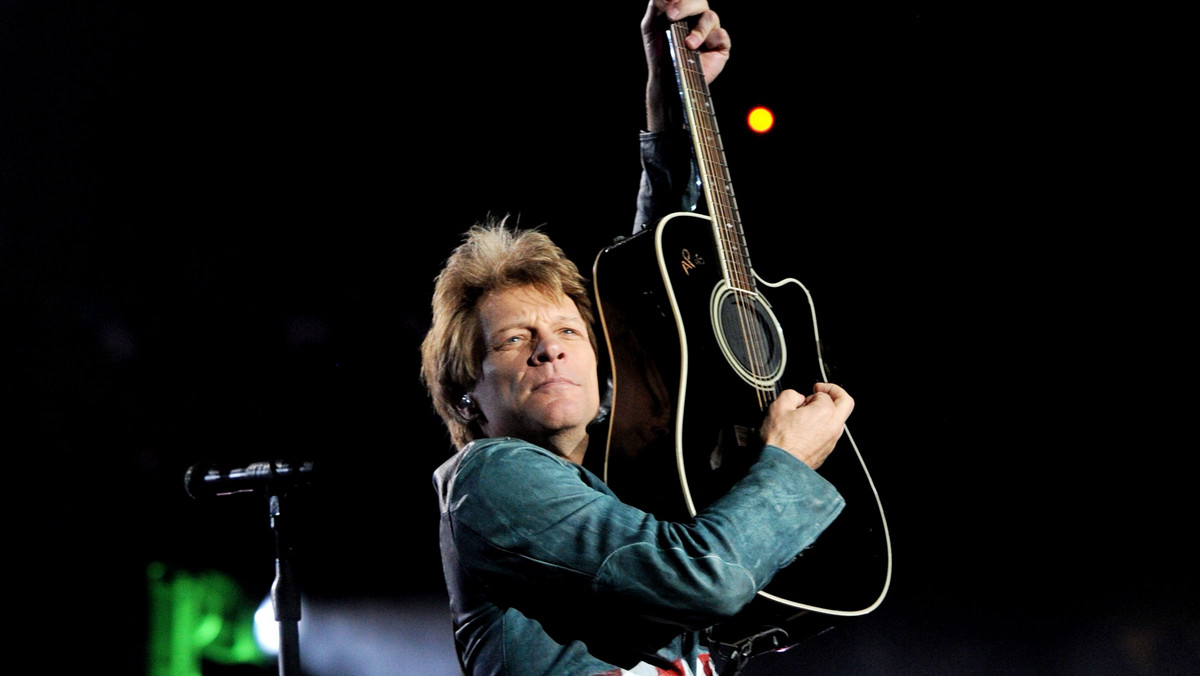 Fani przygotowali niespodziankę dla Bon Jovi. Na stadionie PGE ARENA w Gdańsku podczas koncertu zespołu fani zamierzają rozciągnąć wielką biało-czerwona flagę oraz założyć na ręce świecące bransoletki. Dla Johna Bon Joviego przygotowana została koszulka reprezentacji Polski z nazwą zespołu.