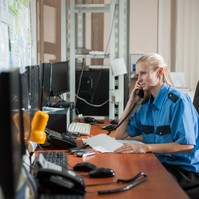 Nem jelent meg a kőműves, felhívta a 112-t a kétségbeesett férfi, hogy másikat kérjen
