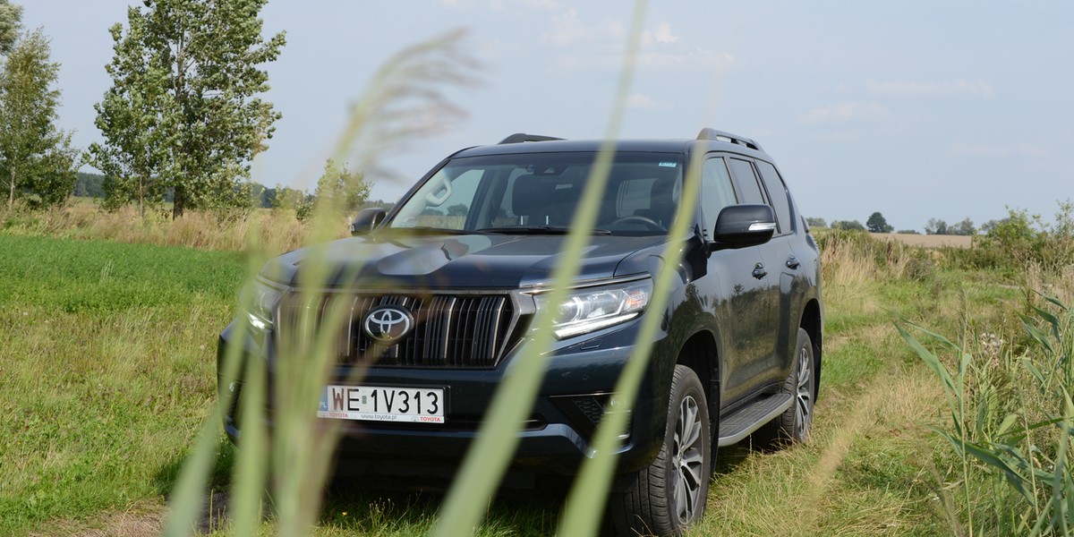 Toyota Land Cruiser to jeden z ostatnich prawdziwych samochodów terenowych. W obecnej wersji sprawdzi się zarówno na bezdrożach, jak i na równych, autostradowych asfaltach. Zadbano też o wyposażenie zwiększające komfort i podwyższające poziom bezpieczeństwa.