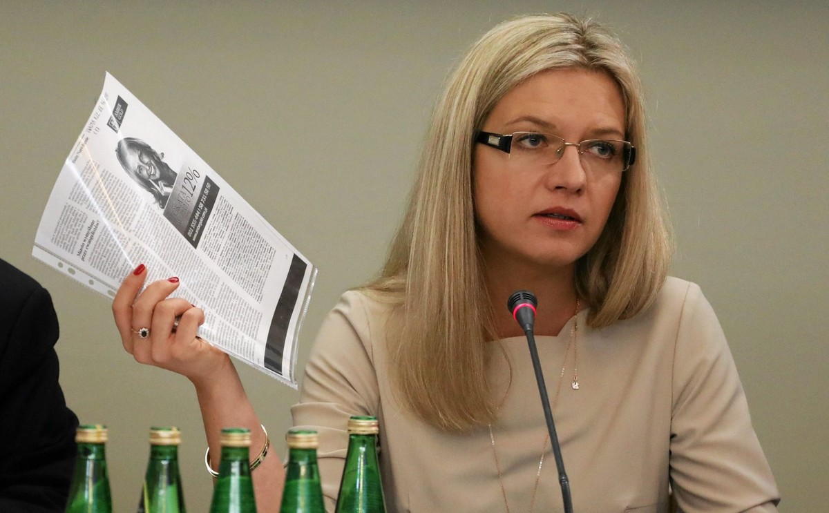 Dodała, że przesłuchanie b. premiera wynika z faktu, że na czele tych instytucji, które bada komisja śledcza stał właśnie szef rządu